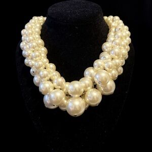 Elegant Faux Pearl Necklace